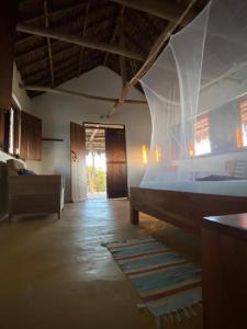 MossurilNamahamade Lodge Restaurante & Beach Bar的一间卧室配有一张床和一个沙发