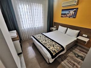 安塔利亚Maya Apart Antalya的酒店客房设有床和窗户。