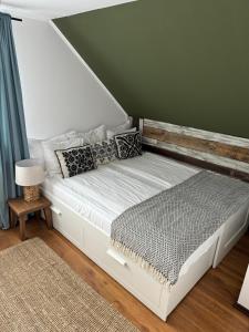 普拉伊德Casa Rustik Nyaraló的客房内的白色床和枕头