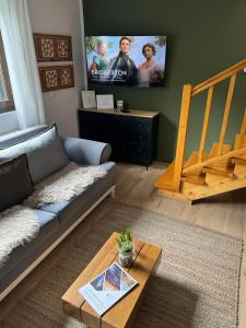 普拉伊德Emerald Chalet的带沙发和平面电视的客厅