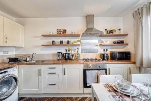 诺丁汉Luxe 3 Bed Central Nottingham的厨房配有水槽和炉灶 顶部烤箱