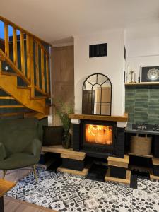普拉伊德Emerald Chalet的一间带壁炉和楼梯的客厅