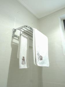 基加利KIGALI DELIGHT HOTEL &APARTMENTS的浴室毛巾架上挂着两条毛巾