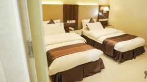 基加利KIGALI DELIGHT HOTEL &APARTMENTS的一间酒店客房内设有两张床的房间
