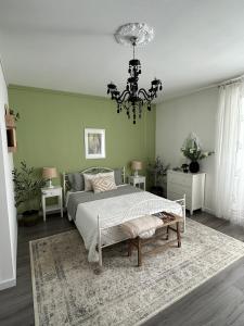 斯普利特Rooms Zana的一间卧室配有一张床和一个吊灯