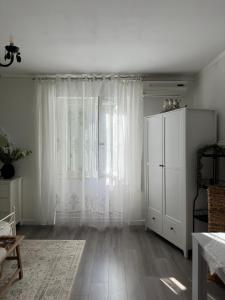 斯普利特Rooms Zana的客厅配有白色橱柜和窗户