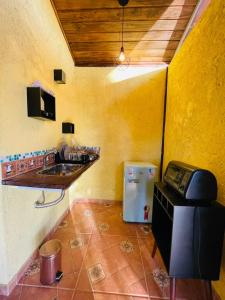 布鲁马迪纽Rancho Ubuntu的一个带水槽的厨房和客房内的电话