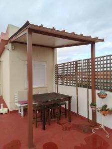 奎恩塔杜安乔Casa da Adega的阳台的木制凉亭,配有野餐桌