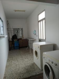 奎恩塔杜安乔Casa da Adega的洗衣房配有洗衣机和桌子