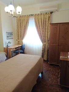 奎恩塔杜安乔Casa da Adega的酒店客房设有床和窗户。