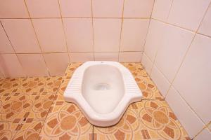 TjakranegaraOYO Life 93405 Montong Are Residence的浴室设有卫生间,铺有瓷砖地板。