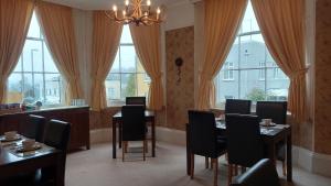 托基Ashleigh House的用餐室设有桌椅和窗户。