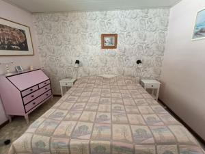 VidselNordic character的一间卧室配有一张大床和一个梳妆台