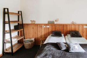 哈克斯卑尔根德波尔山间小屋的木墙客房的两张床