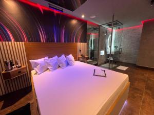 平达莫尼扬加巴Motel Prestige Pinda的卧室配有一张白色大床和淋浴