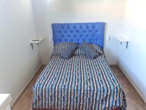 El EncónEstrella的一张蓝色床头板的床