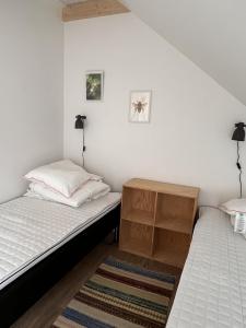 SkibbyNordgården - ferie på landet的白色墙壁客房中的两张单人床