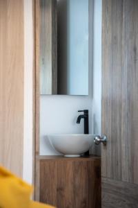圣玛尔塔DUSANO BOUTIQUE HOTEL的浴室设有白色水槽和镜子