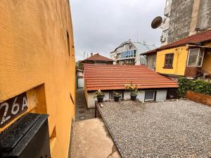 鲁塞Nice house near city center of Ruse的享有红色屋顶建筑的上方景色
