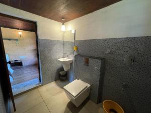 瓦亚纳德Bhuvi Wayanad Natural Tea Plantation Resort的浴室配有卫生间、盥洗盆和淋浴。