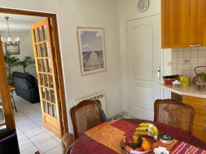 乌伊斯特勒昂Domaine de la coqueraine的厨房里配有一张桌子,上面有一盘水果