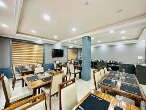 斯利那加Srinagar Group Of Hotels的用餐室配有木桌和椅子