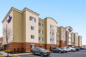 切斯特Candlewood Suites Philadelphia - Airport Area, an IHG Hotel的停车场内有车辆的建筑物