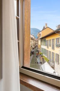 坎诺比奥皮罗尼酒店 的从城市街道的窗户欣赏风景