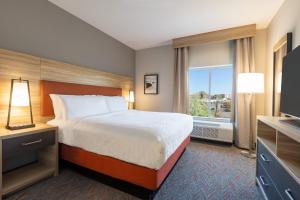 东里奇Candlewood Suites Chattanooga - East Ridge, an IHG Hotel的酒店客房设有床和窗户。