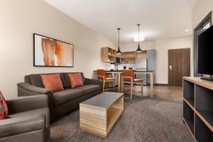 东里奇Candlewood Suites Chattanooga - East Ridge, an IHG Hotel的客厅配有沙发和桌子