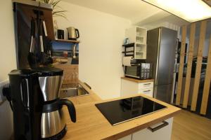 DriedorfWesterwald Apartment DRIE600的厨房配有台面上的咖啡壶
