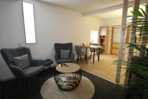 DriedorfWesterwald Apartment DRIE600的客厅配有两把椅子和一张桌子