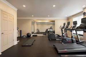 莫比尔提尔曼斯角莫比尔10号州际公路假日酒店的一间健身房,里面设有跑步机和椭圆机