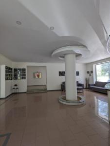 Ianet'iHotel Tsiskari的一间设有白色天花板和柱子的大客厅