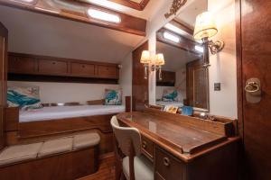 蒙特卡罗Classic Boat Monte-Carlo的浴室设有床、水槽和镜子