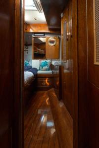 蒙特卡罗Classic Boat Monte-Carlo的小房间设有床和镜子