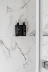 莫利内拉Hotel Mini Palace - Country House的浴室内架上的两瓶肥皂