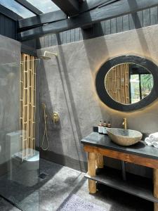 阿维拉纳海滩SoulShine的一间带水槽和镜子的浴室