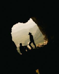 YanquePUQIO的两个人站在一个洞穴内