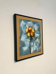 拉罗马纳Apartamento amueblado的墙上一幅黄色花的照片