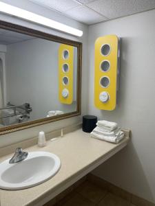 VernonTravelodge by Wyndham Vernon CT的一间带水槽和镜子的浴室