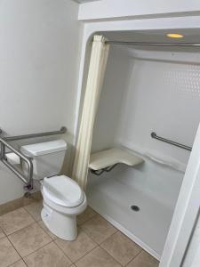 VernonTravelodge by Wyndham Vernon CT的一间带卫生间和淋浴的浴室