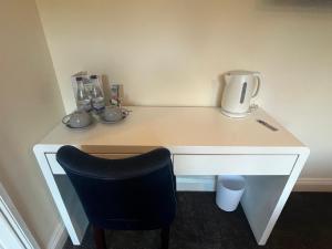 米德尔斯伯勒Half Moon Inn的一张带椅子和水壶的白色书桌