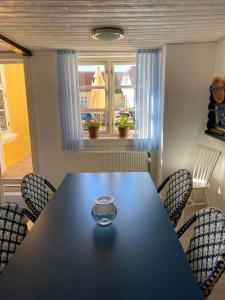 斯卡恩Skagen Bo Godt Kirkevej的一张桌子,上面有椅子和玻璃碗