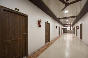 伯蒂亚拉OYO Flagship 62786 Hotel New Delhi的走廊上设有门和走廊