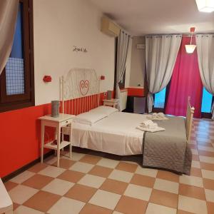基奥贾Casa di Alice的卧室配有一张床和一张桌子及椅子