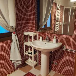基奥贾Casa di Alice的一间带水槽和镜子的浴室