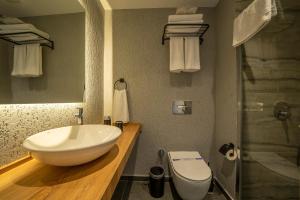 博德鲁姆Gündoğan Suites的浴室配有白色水槽和卫生间。