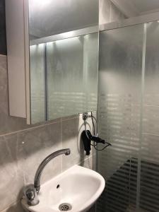 YıldırımEylül suit otel的一间带水槽、镜子和淋浴的浴室