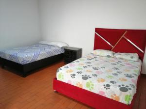 波帕扬Hotel El Carretero的一间卧室,配有两张床